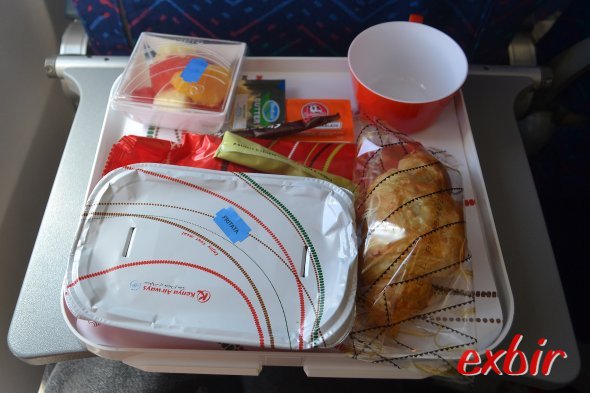 Meal-Service bei Kenya Airways. Foto: Christian Maskos Meal-Service bei Kenya Airways. Foto: Christian Maskos