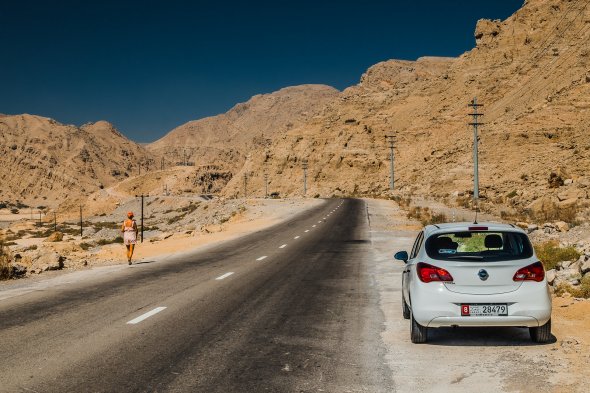 Wer mehr als nur den Strand sehen will, bucht sich ein Mietwagen. Straßen sind in den 'VAE' gut ausgebaut und der Sprit sehr billig. Wer mehr als nur den Strand sehen will, bucht sich ein Mietwagen. Straßen sind in den 'VAE' gut ausgebaut und der Sprit sehr billig.