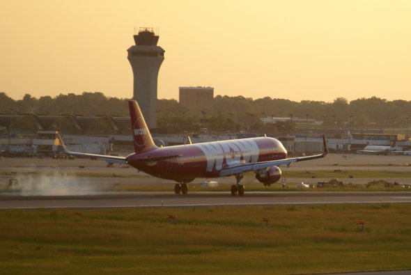Ein Airbus A321 während der Landung in der Abenddämmerung von St. Louis, Missouri Ein Airbus A321 während der Landung in der Abenddämmerung von St. Louis, Missouri