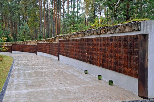 Katyn, Gedenkstätte des Massagers an polnischen Ofiizieren durch Russen. vThe wall contains the names of the known victims. Those who died at Katyn included an admiral, two generals, 24 colonels, 79 lieutenant colonels, 258 majors, 654 captains, 17 naval captains, 3,420 NCOs, seven chaplains, three landowners, a prince, 43 officials, 85 privates, and 131 refugees. Also among the dead were 20 university professors; 300 physicians; several hundred lawyers, engineers, and teachers; and more than 100 writers and journalists as well as about 200 pilots. Katyn, Gedenkstätte des Massagers an polnischen Ofiizieren durch Russen. vThe wall contains the names of the known victims. Those who died at Katyn included an admiral, two generals, 24 colonels, 79 lieutenant colonels, 258 majors, 654 captains, 17 naval captains, 3,420 NCOs, seven chaplains, three landowners, a prince, 43 officials, 85 privates, and 131 refugees. Also among the dead were 20 university professors; 300 physicians; several hundred lawyers, engineers, and teachers; and more than 100 writers and journalists as well as about 200 pilots.