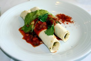 Hier läuft einem das Wasser im Mund zusammen: Chicken Enchiladas bei Royal Caribbean Hier läuft einem das Wasser im Mund zusammen: Chicken Enchiladas bei Royal Caribbean