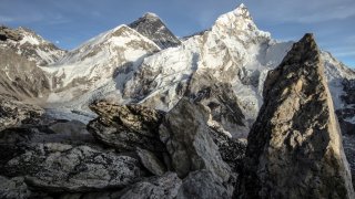 Nepal - Sagarmatha Nationalpark - Mt. Everest von Kala Patthar als der Mond aufgeht Nepal - Sagarmatha Nationalpark - Mt. Everest von Kala Patthar als der Mond aufgeht