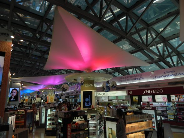 Shopping Mall im Flughafen Bangkok Suvarnabhumi ©Foto: Exbir Travel, C. Makos Shopping Mall im Flughafen Bangkok Suvarnabhumi ©Foto: Exbir Travel, C. Makos