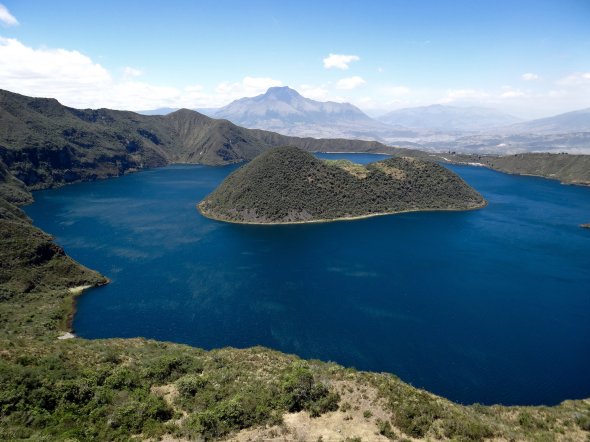 Lac du cratère Cuicocha (3 246 m) - Volcan/Caldeira d'Équateur Cotacachi, Imbabura Province, Ecuador Lac du cratère Cuicocha (3 246 m) - Volcan/Caldeira d'Équateur Cotacachi, Imbabura Province, Ecuador