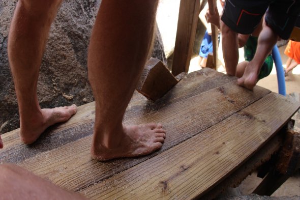 Hier ist gutes Schuhwerk mit gutem Grip unbedingt empfehlenswert. Barfuss, mit Flip Flops oder Sandalen nach meiner Erfahrung besser nicht. Hier ist gutes Schuhwerk mit gutem Grip unbedingt empfehlenswert. Barfuss, mit Flip Flops oder Sandalen nach meiner Erfahrung besser nicht.