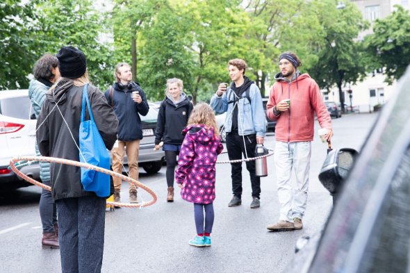 Beim Hula-Hoop-Chat lässt es sich mit Abstand gut plauschen. Beim Hula-Hoop-Chat lässt es sich mit Abstand gut plauschen.