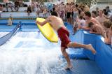 Der Surfsimulator Flowrider an Bord von ausgewählten Royal Caribbean Der Surfsimulator Flowrider an Bord von ausgewählten Royal Caribbean