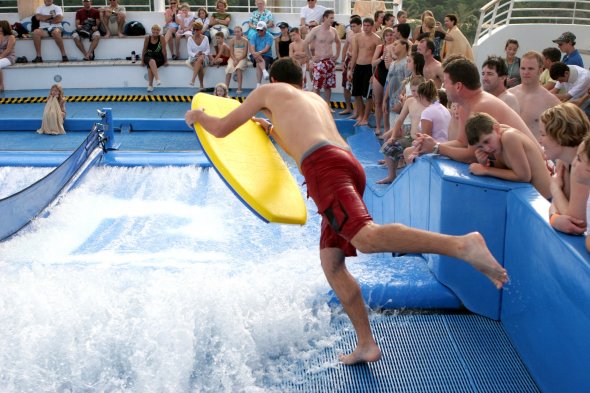 Der Surfsimulator Flowrider an Bord von ausgewählten Royal Caribbean Der Surfsimulator Flowrider an Bord von ausgewählten Royal Caribbean