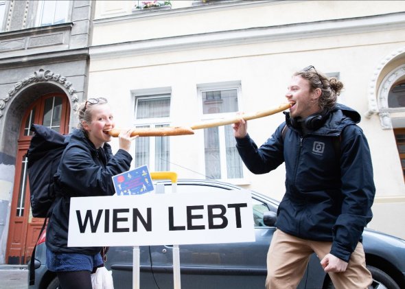 Zwei Baguette ergeben gut einen Meter Abstand und eine köstliche Jause. (c) Alissar Najjar Zwei Baguette ergeben gut einen Meter Abstand und eine köstliche Jause. (c) Alissar Najjar