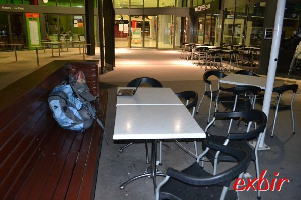 Da Mc Donalds zu hatte verbrachte ich einige Stunden vor diesem Einakufszentrum, immehrin gab es grtais WiFi.  