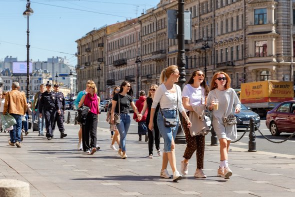 Bummeln gehen auf der Nevsky Prospekt in St. Petersburg. Zur besten Reisezeit im Hochsommer ist das am schönsten. Bummeln gehen auf der Nevsky Prospekt in St. Petersburg. Zur besten Reisezeit im Hochsommer ist das am schönsten.