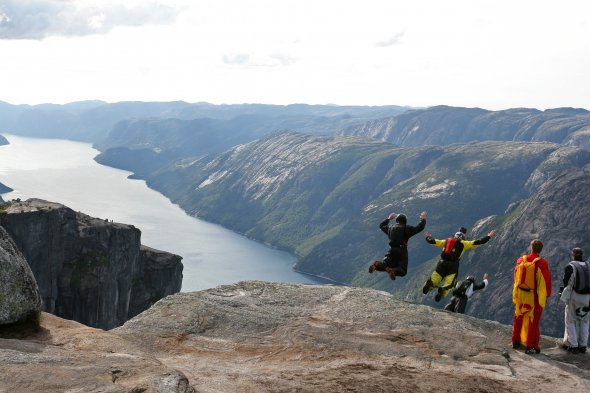 BASE-Jumper auf dem Weg nach unten. Bei Kjerag. BASE-Jumper auf dem Weg nach unten. Bei Kjerag.