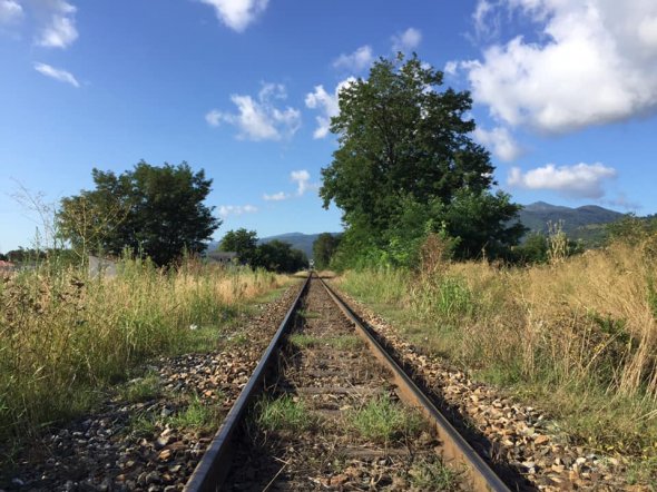 Die Haupstrecke zwischen Bastia und Ajaccio und Calvi. Züge fahren mitten durch die Berge und das Inland bietet tolle Aussicht und gehört eindeutig in die Kategorie Eisenbahnromatik. Die Haupstrecke zwischen Bastia und Ajaccio und Calvi. Züge fahren mitten durch die Berge und das Inland bietet tolle Aussicht und gehört eindeutig in die Kategorie Eisenbahnromatik.