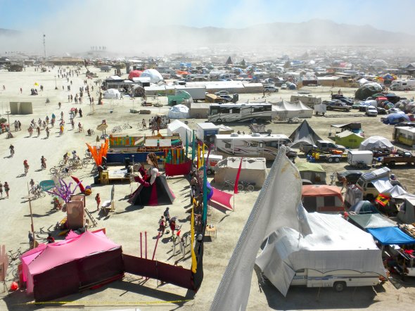 Follow Burning Man 2010 View from Malmart, Festival in Nevada, USA. Party mit über 70.000 Gästen Follow Burning Man 2010 View from Malmart, Festival in Nevada, USA. Party mit über 70.000 Gästen