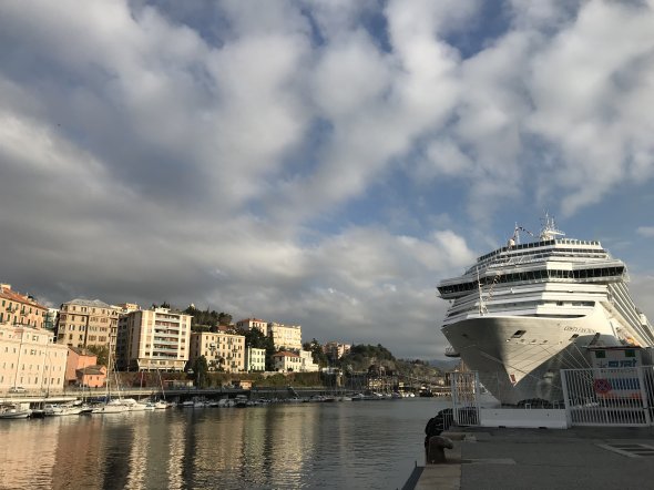Das Kreuzfahrtschiff Costa Fascinosa im Hafen von Savona in Norditalien