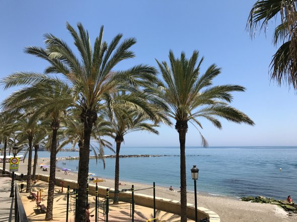 Strandpromenade in der modernen Ferienhochburg Marbella, Spanien