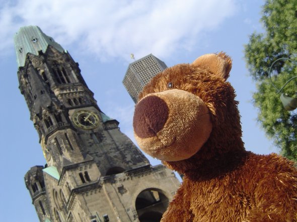 Teddy besucht Berlin und macht Selfies. Auch dein Teddy will allein verreisen.