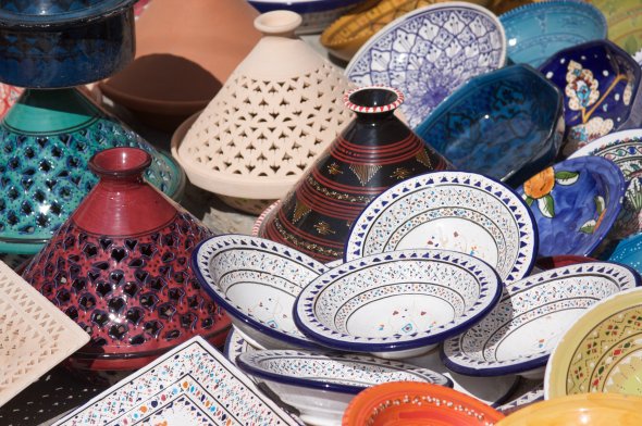 Tunesisches Essgeschirr und Tanginen auf einem Souk in Djerba Tunesisches Essgeschirr und Tanginen auf einem Souk in Djerba
