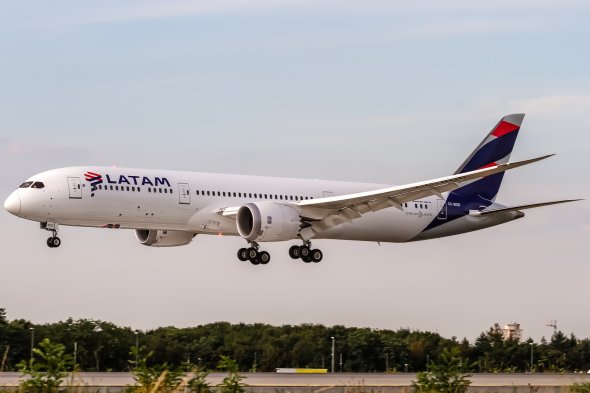 Ein Dreamliner von LATAM im Endanflug auf Frankfurt. Schon bald kein Oneworld-Mitglied mehr. Ein Dreamliner von LATAM im Endanflug auf Frankfurt. Schon bald kein Oneworld-Mitglied mehr.