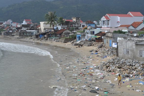 Debris of the monsoon rain. So soll die Erde und das Meer nicht aussehen Debris of the monsoon rain. So soll die Erde und das Meer nicht aussehen