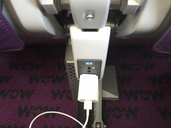Steckdosen zum Laden bei WOW Air Steckdosen zum Laden bei WOW Air