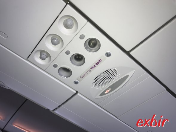 Coole Sprüche auf dem Overhead-Panel bei WOW Air Coole Sprüche auf dem Overhead-Panel bei WOW Air