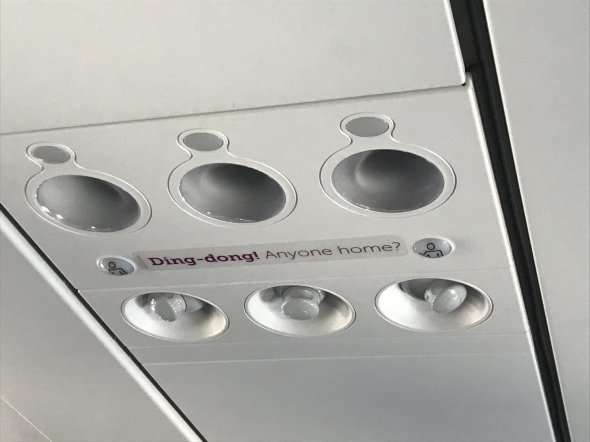 Titel: Coole Sprüche auf dem Overhead-Panel bei WOW Air Titel: Coole Sprüche auf dem Overhead-Panel bei WOW Air