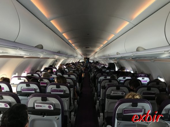 Innenansicht der Kabine eines A321 von WOW Air Innenansicht der Kabine eines A321 von WOW Air