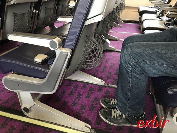 Sitzabstand auf einem XL-Sitz im A330 bei WOW Air Sitzabstand auf einem XL-Sitz im A330 bei WOW Air