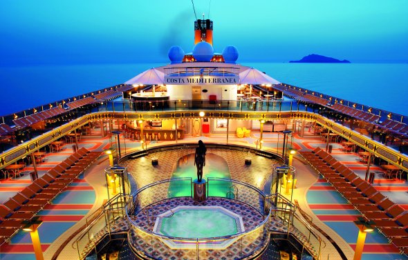 Das weitläufige Pooldeck der Costa Mediterranea, dem Schiff auf dieser extrem billigen Kreuzfahrt nach Norwegen Das weitläufige Pooldeck der Costa Mediterranea, dem Schiff auf dieser extrem billigen Kreuzfahrt nach Norwegen