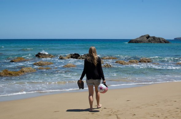 Eine Touristin auf der spanischen Balearen-Insel Ibiza Eine Touristin auf der spanischen Balearen-Insel Ibiza