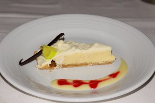 Der berühmte Key Lime-Pie von Royal Caribbean. So lecker, dass sich viele Passagiere noch 1-2 weitere Stücke nachbestellen. Auf dem Kreuzfahrtschiff immer problemlos möglich. Der berühmte Key Lime-Pie von Royal Caribbean. So lecker, dass sich viele Passagiere noch 1-2 weitere Stücke nachbestellen. Auf dem Kreuzfahrtschiff immer problemlos möglich.