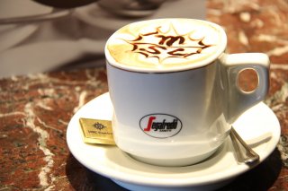 Im All Inclusive-Getränkepaket Easy von MSC sind auch die feinen Kaffee-Spezialitäten inklusive - und dies sogar zum Abendessen im Main Dining Room. Im All Inclusive-Getränkepaket Easy von MSC sind auch die feinen Kaffee-Spezialitäten inklusive - und dies sogar zum Abendessen im Main Dining Room.