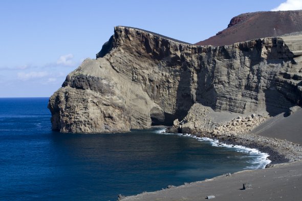 In Horta, der Inselhauptstadt von Faial auf den Azoren lohnt sich der Ausstieg. Mietet euch einen Mietwagen für ca. 40€ und erkundet die traumhafte Insel... In Horta, der Inselhauptstadt von Faial auf den Azoren lohnt sich der Ausstieg. Mietet euch einen Mietwagen für ca. 40€ und erkundet die traumhafte Insel...