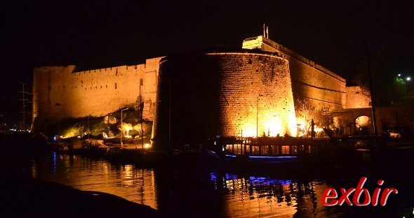 Auch Nachts romantisch: Die beleuchtete Burg von Girne überragt das Hafenbecken. Foto: Christian Maskos Auch Nachts romantisch: Die beleuchtete Burg von Girne überragt das Hafenbecken. Foto: Christian Maskos