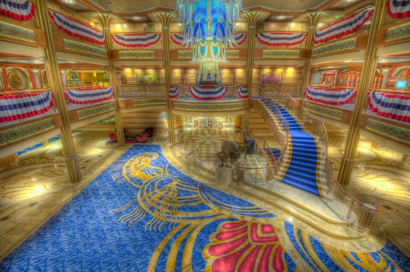 Atrium eines Kreuzfahrtschiffes,A Night In The Heart Of A Dream, (Explored Moore's Island, The Bahamas Atrium eines Kreuzfahrtschiffes,A Night In The Heart Of A Dream, (Explored Moore's Island, The Bahamas
