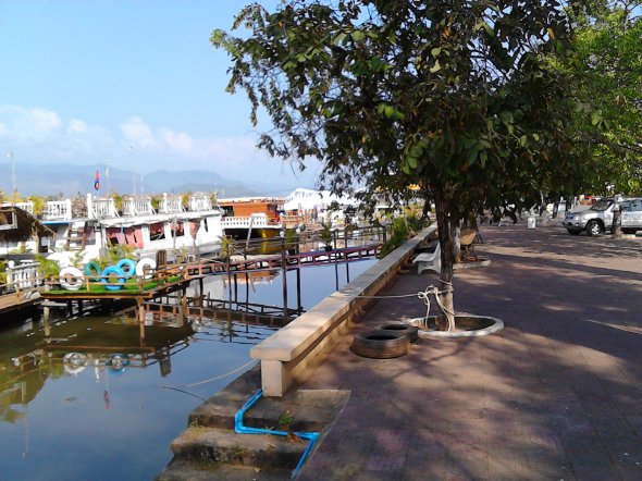 Die alte Brücke von Kampot und die Flusspromenade. Die alte Brücke von Kampot und die Flusspromenade.