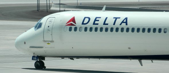 Delta sendet ein Privatflugzeug, nachdem American Airlines den Flug einer Studentengruppe gecancelt hat. Delta sendet ein Privatflugzeug, nachdem American Airlines den Flug einer Studentengruppe gecancelt hat.