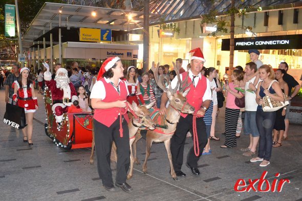 Echte Reentiere ziehen Santas Schlitten bei der Weihnachtsparade in Brisbane. Foto: Christian Maskos Echte Reentiere ziehen Santas Schlitten bei der Weihnachtsparade in Brisbane. Foto: Christian Maskos
