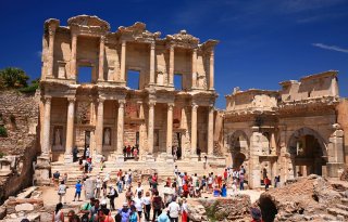 Ein Ausflugstipp ab Izmir: Ephesus mit dem Bus oder Mietwagen besuchen. Im Bild zu sehen ist die Library of Celsus. Ein Ausflugstipp ab Izmir: Ephesus mit dem Bus oder Mietwagen besuchen. Im Bild zu sehen ist die Library of Celsus.
