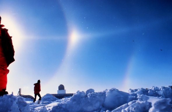 Halos, Bögen und Sunde. Antarktis, Südpol Station Halos, Bögen und Sunde. Antarktis, Südpol Station