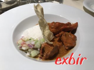 An einem Abend gab es leckeres indisches Butter Chicken. Da ein Großteil der Küchencrew aus Indien kommt, sind besonders indische Speisen empfehlenswert zu bestellen. An einem Abend gab es leckeres indisches Butter Chicken. Da ein Großteil der Küchencrew aus Indien kommt, sind besonders indische Speisen empfehlenswert zu bestellen.