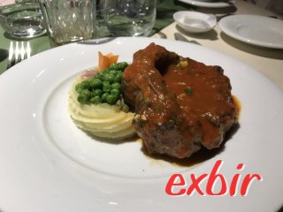 Einer meiner Lieblingsgerichte: Das langsam gegarte Ossobuco vom Lamm bei MSC. Etwas, was man auf einem Schiff mit einer Preisklasse für nur rund 40€ pro Tag kaum erwartet. Einer meiner Lieblingsgerichte: Das langsam gegarte Ossobuco vom Lamm bei MSC. Etwas, was man auf einem Schiff mit einer Preisklasse für nur rund 40€ pro Tag kaum erwartet.