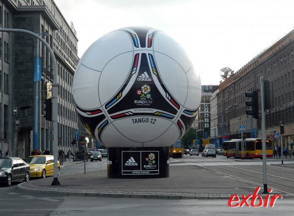 Der Ball dominiert dieser Tage in Warschau das Leben: Die Polen präsentieren sich dabei - trotz des enttäuschenden Abschneidens der Nationalmannschaft - als herausragende Gastgeber. Foto: Christian Maskos