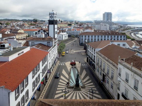 'Praca do Municipio' ist das Herz von Ponta Delgada auf der Azoreninsel Sao Miguel - dieser Stop auf den Azoren ist definitiv das Highlight der Reise. 'Praca do Municipio' ist das Herz von Ponta Delgada auf der Azoreninsel Sao Miguel - dieser Stop auf den Azoren ist definitiv das Highlight der Reise.