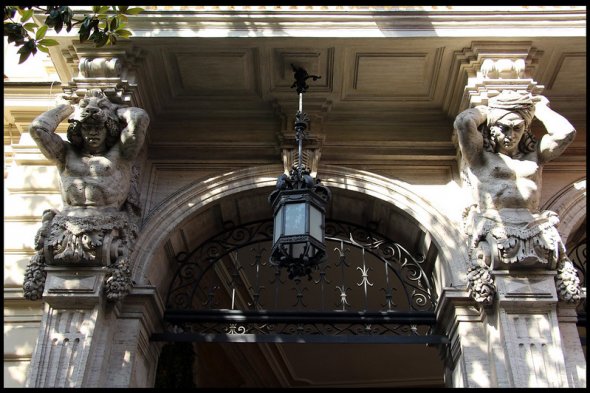 Roma - The Westin Excelsior. Atlantes am Eingang des Luxus Hotels auf der Via Veneto. Roma - The Westin Excelsior. Atlantes am Eingang des Luxus Hotels auf der Via Veneto.