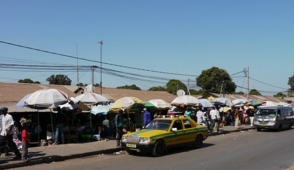 Einkaufsmeile in Banjul, der Hauptstadt von Gambia Einkaufsmeile in Banjul, der Hauptstadt von Gambia