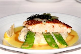 Eine Portion von gedünsteten von Lachs auf Kartoffelpüree an Beilagengemüse bei Royal Caribbean - im normalen Restaurant an Land in den Staaten zahlt ihr locker $15 dafür. Eine Portion von gedünsteten von Lachs auf Kartoffelpüree an Beilagengemüse bei Royal Caribbean - im normalen Restaurant an Land in den Staaten zahlt ihr locker $15 dafür.