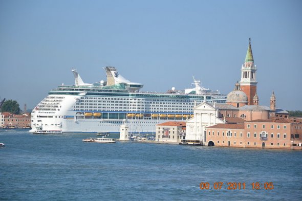 Bilder die es nicht mehr geben wird. Krezfahrtschiffe direkt in Venedig. Bilder die es nicht mehr geben wird. Krezfahrtschiffe direkt in Venedig.