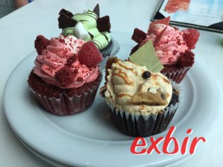 Die Pâtisserie an Bord ist hervorragend. Täglich gibt es wechselnde Süßspeisen in exzellener Qualität bei Celebrity Cruises. Die Pâtisserie an Bord ist hervorragend. Täglich gibt es wechselnde Süßspeisen in exzellener Qualität bei Celebrity Cruises.